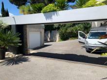 Poseur de portes coulissantes lourdes à lames persiennes automatisées par l'expert CAME sur Marseille Automatisations Services